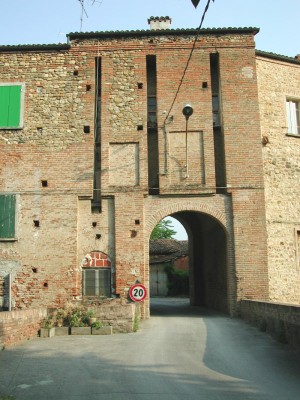 Ingresso alla Rocca con tracce del doppio ponte levatoio