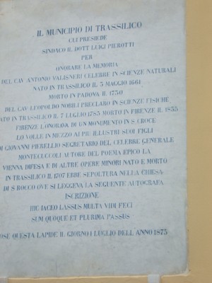 La lapide che il Municipio di Trassilico pose nell'anno 1875 sulla facciata della Chiesa di S. Rocco per ricordare i suoi illustri figli. Primi fra tutti il "Cav. Antonio Vallisneri"