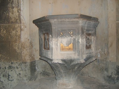 Chiesa dei SS. Pietro e Paolo. Il Fonte in cui fu battezzato Antonio Vallisneri.  - small